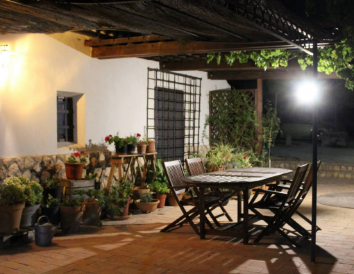 El Encanto Nocturno de las Casas Rurales El Castillico y El Olivar de las Pepinas: Un Oasis Bajo las Estrellas.